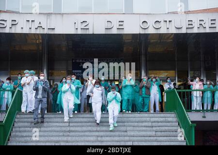 Spanien - Madrid - 9. april 2020 - Gesundheitspersonal des Krankenhauses 12 de Octubre und lokale Polizei klatschen diejenigen ein, die der Polizei während der Coronavirus-Krise dankbar sind. Stockfoto