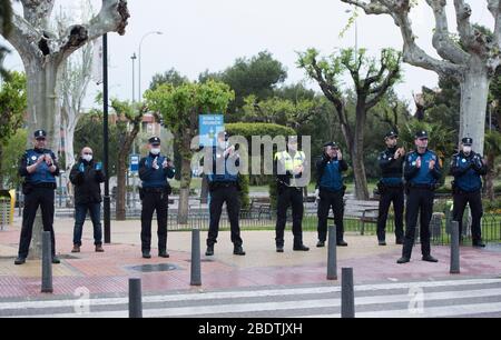 Spanien - Madrid - 9. april 2020 - Gesundheitspersonal des Krankenhauses 12 de Octubre und lokale Polizei klatschen diejenigen ein, die der Polizei während der Coronavirus-Krise dankbar sind. Stockfoto