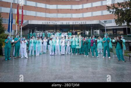 Spanien - Madrid - 9. april 2020 - Gesundheitspersonal des Krankenhauses 12 de Octubre und lokale Polizei klatschen diejenigen ein, die der Polizei während der Coronavirus-Krise dankbar sind. Stockfoto