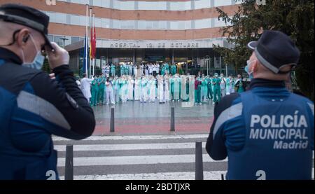 Spanien - Madrid - 9. april 2020 - Gesundheitspersonal des Krankenhauses 12 de Octubre und lokale Polizei klatschen diejenigen ein, die der Polizei während der Coronavirus-Krise dankbar sind. Stockfoto