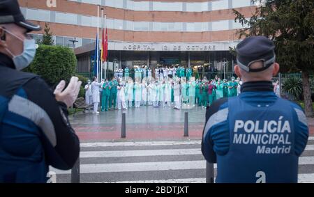 Spanien - Madrid - 9. april 2020 - Gesundheitspersonal des Krankenhauses 12 de Octubre und lokale Polizei klatschen diejenigen ein, die der Polizei während der Coronavirus-Krise dankbar sind. Stockfoto