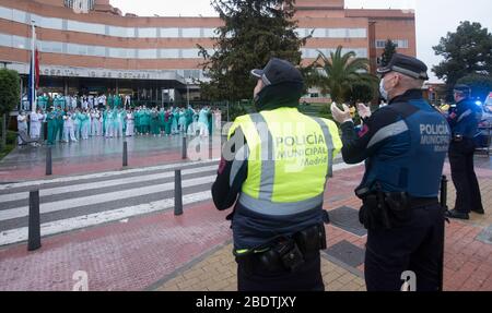 Spanien - Madrid - 9. april 2020 - Gesundheitspersonal des Krankenhauses 12 de Octubre und lokale Polizei klatschen diejenigen ein, die der Polizei während der Coronavirus-Krise dankbar sind. Stockfoto