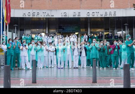 Spanien - Madrid - 9. april 2020 - Gesundheitspersonal des Krankenhauses 12 de Octubre und lokale Polizei klatschen diejenigen ein, die der Polizei während der Coronavirus-Krise dankbar sind. Stockfoto