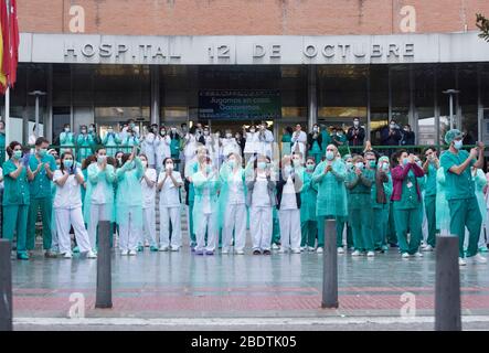 Spanien - Madrid - 9. april 2020 - Gesundheitspersonal des Krankenhauses 12 de Octubre und lokale Polizei klatschen diejenigen ein, die der Polizei während der Coronavirus-Krise dankbar sind. Stockfoto