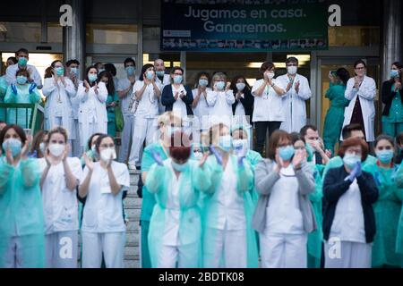 Spanien - Madrid - 9. april 2020 - Gesundheitspersonal des Krankenhauses 12 de Octubre und lokale Polizei klatschen diejenigen ein, die der Polizei während der Coronavirus-Krise dankbar sind. Stockfoto