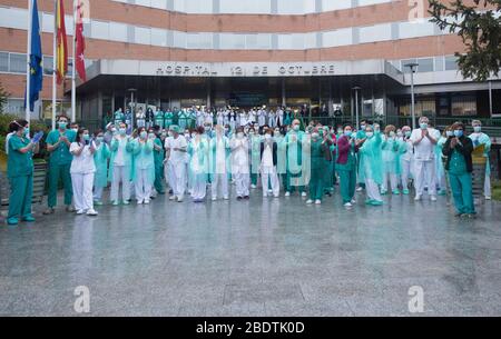 Spanien - Madrid - 9. april 2020 - Gesundheitspersonal des Krankenhauses 12 de Octubre und lokale Polizei klatschen diejenigen ein, die der Polizei während der Coronavirus-Krise dankbar sind. Stockfoto