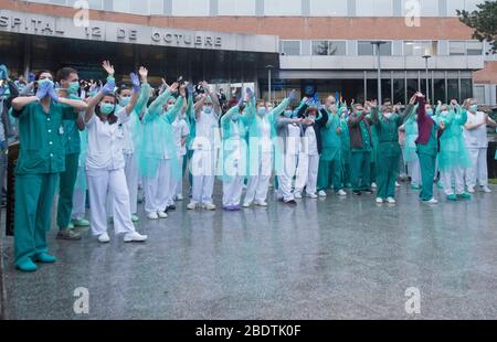 Spanien - Madrid - 9. april 2020 - Gesundheitspersonal des Krankenhauses 12 de Octubre und lokale Polizei klatschen diejenigen ein, die der Polizei während der Coronavirus-Krise dankbar sind. Stockfoto