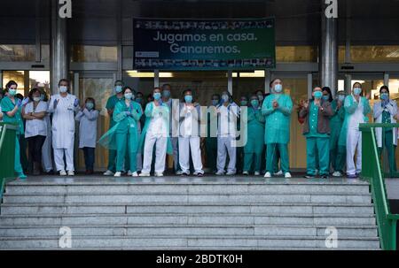 Spanien - Madrid - 9. april 2020 - Gesundheitspersonal des Krankenhauses 12 de Octubre und lokale Polizei klatschen diejenigen ein, die der Polizei während der Coronavirus-Krise dankbar sind. Stockfoto