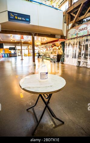 Vancouver, Kanada - 7. Apr 2020: Handdesinfektionsmittel-Spender, auf leerem Handwerksmarkt auf dem Granville Island Public Market während der Covid-19-Pandemie Stockfoto