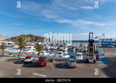 Puerto Deportivo Marina in Puerto de Mazarron, Murcia, Costa Calida, Spanien, EU. Von der Promenade auf Mirador Cabezo De La Reya aus gesehen. Gabelstapler für Boot Stockfoto