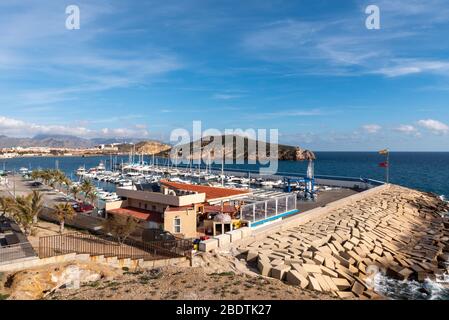 Puerto Deportivo Marina in Puerto de Mazarron, Murcia, Costa Calida, Spanien, EU. Von der Promenade auf Mirador Cabezo De La Reya aus gesehen. Yachten Stockfoto