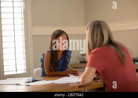 Lehrerin Hilft Ihren Schülern Bei Der Hausaufgabe Schularbeit. Stockfoto