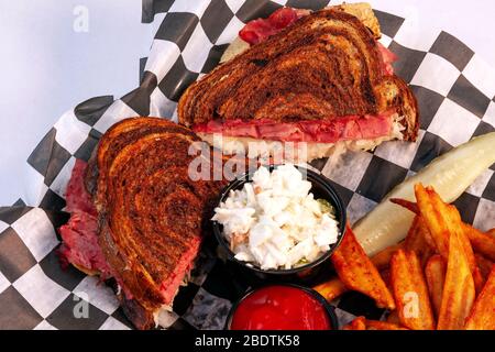 Reuben Sandwich mit Pommes und cole Slaw, von James D Coppinger/Dembinsky Photo Assoc Stockfoto