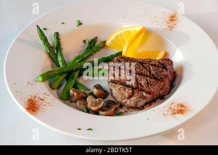 Gegrilltes Filet aus Sirloin-Steak mit Asparagus von James D Coppinger/Dembinsky Photo Assoc Stockfoto