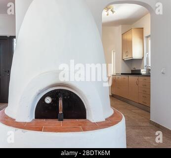 Kamin umgeben mit weißen Wänden. Modernes europäisches Design. Stockfoto