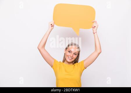 Junges schönes Mädchen, das eine orangefarbene Blase für Text auf weißem Hintergrund hält Stockfoto