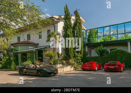Rally of Ferrari supercars parked at the hotel in Sulmona Stockfoto
