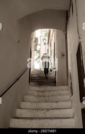 Detail der Stufen hinauf war auf einer Seite zur Gasse in Amalfi Stadt Stockfoto