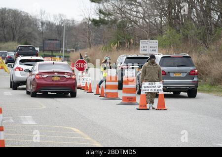 STONY BROOK, NEW YORK - 08. APRIL: Arbeiter am COVID-19, Coronavirus Testgelände an der Stony Brook University überprüfen die I.D.-Personen, die am 8. April 2020 in Stony Brook New York getestet werden. Leute: Coronavirus Testing Site Credit: Storms Media Group/Alamy Live News Stockfoto