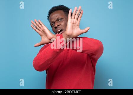 Mann, der Verweigerung und Verleugnung mit Angst und ekelhaftigen Ausdruck zeigt Stockfoto