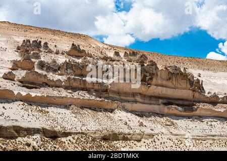 Hoodoo Geologie Formationen im Nationalpark Salinas y Agua Blanca zwischen Arequipa und der Colca-Schlucht, Anden, Peru. Stockfoto