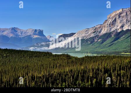 Ein Landschaftsbild der felsigen Berge, wie von Brule Alberta Kanada aus gesehen. Stockfoto