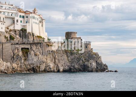 Alte Festung an einer Küste der Stadt Amalfi Stockfoto