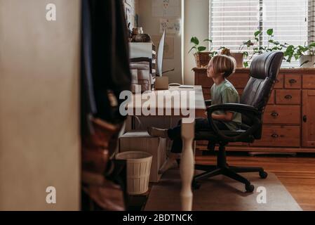 Elementary age junge unter Online-Klasse von Lehrer während der Isolation Stockfoto