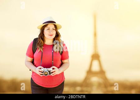 Hübsche Frau, die Touristen in Paris mit ihrer Kamera spazieren - Reisen - Urlaub - tagsüber - glücklich Stockfoto