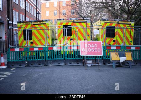 London, Großbritannien - 09. April 2020: Rückansicht des temporären Ambulance Parks in Causton Street, Westminster London außerhalb der Westminster Ambulance Station Stockfoto