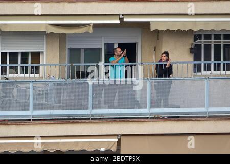 Huelva, Spanien - 9. April 2020: Bürger, die zu Hause bleiben und jeden Tag um 20 Uhr auf den Balkonen klatschen, während der epidemischen Zeit des tödlichen Coronavirus. Stockfoto