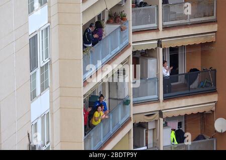 Huelva, Spanien - 9. April 2020: Bürger, die zu Hause bleiben und jeden Tag um 20 Uhr auf den Balkonen klatschen, während der epidemischen Zeit des tödlichen Coronavirus. Stockfoto