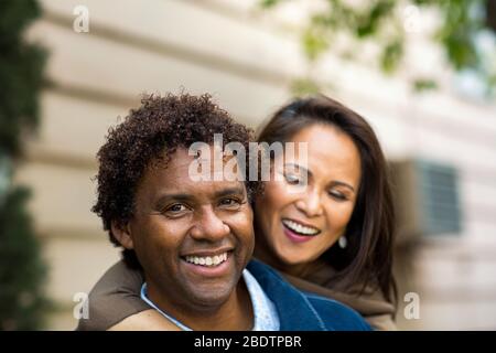 Porträt eines Paares, das lachend und lächelnd ist. Stockfoto