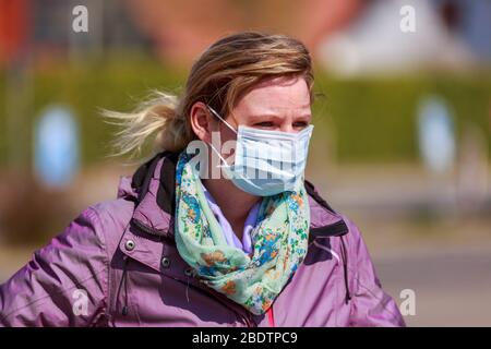 Eine deutsche Frau mit einem Mundschutz Stockfoto