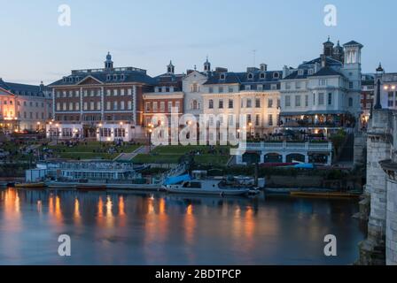 Georgische öffentliche Räume Terrassen am Flussufer Restaurants am Wasser Richmond Bridge Richmond Riverside, London TW9 von Quinlan Terry Architect Stockfoto