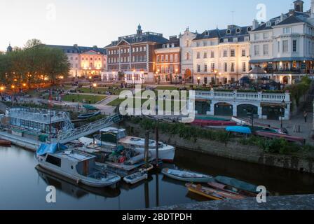 Georgische öffentliche Räume Terrassen am Flussufer Restaurants am Wasser Richmond Bridge Richmond Riverside, London TW9 von Quinlan Terry Architect Stockfoto