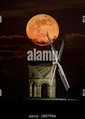 Vollmond (Supermond) steigt hinter Chesterton Windmill, Warwickshire, Großbritannien. Einzelbild (nicht zusammengesetzt), aufgenommen mit einem Objektiv mit langer Brennweite. Stockfoto