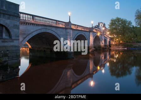 Georgian Bridge Crossing River Thames Richmond Bridge (A305), Richmond TW9 1EW von James Paine und Kenton Couse Stockfoto