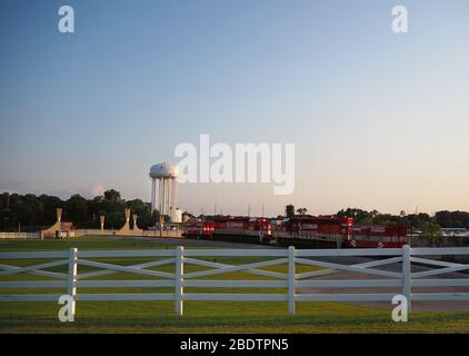 LEXINGTON, KENTUCKY - 25. JULI 2019: Eine Gruppe von roten RJ Corman-Zugwagen auf dem Display in Lexington, Kentucky. Stockfoto