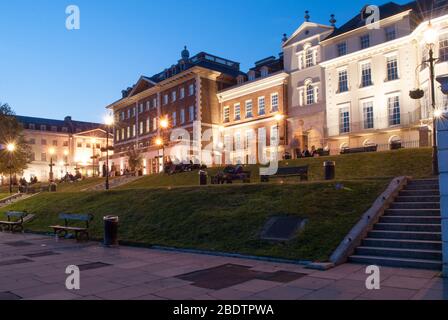 Georgische öffentliche Räume Terrassen am Flussufer Restaurants am Wasser Richmond Bridge Richmond Riverside, London TW9 von Quinlan Terry Architect Stockfoto