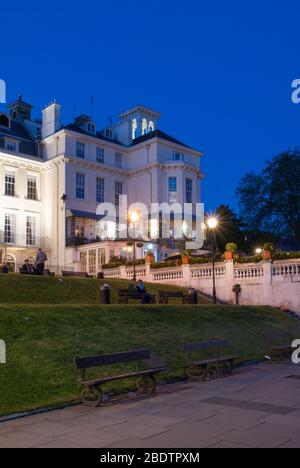 Georgische öffentliche Räume Terrassen am Flussufer Restaurants am Wasser Richmond Bridge Richmond Riverside, London TW9 von Quinlan Terry Architect Stockfoto