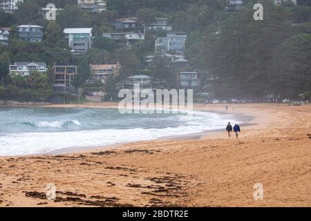 Sydney, Australien. Freitag, 10. April 2020. Regierungsbeamte haben darauf bestanden, dass die Menschen an diesem Osterwochenende zu Hause bleiben und keine unnötigen Reisen machen, Regen, der auf Sydney fällt, wird viele davon abgehalten haben, sich zu wagen und die Strände sind in der Tat ruhig, Aber Surfer und Menschen, die Sport treiben, konnten am Palm Beach in Sydney Anfang des Karfreitags gesehen werden. Der Gemeinderat hat auch den Parkplatz auf 1 Stunde beschränkt, um die Menschen davon abzuhalten, zu den Stränden zu fahren. Wir Danken Martin Berry/Alamy Live News Stockfoto