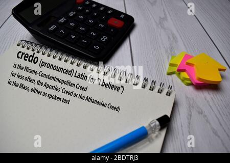Definition des Credo-Wortes mit einer Bedeutung auf einem Buch. Wörterbuch-Konzept Stockfoto