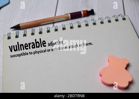 Definition des verletzlichen Wortes mit einer Bedeutung auf einem Buch. Wörterbuch Konzept Stockfoto