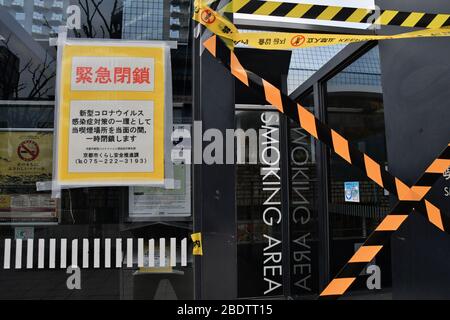 Am 4. April 2020 ist ein Raucherbereich in der Nähe des Bahnhofs Kyoto in Kyoto, Japan, vorübergehend geschlossen. Stockfoto