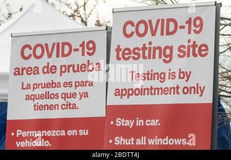 8. April 2020, Lowell, Massachusetts, USA: Drive-Thru COVID-19 Schnelltest Schild in Lowell. Stockfoto