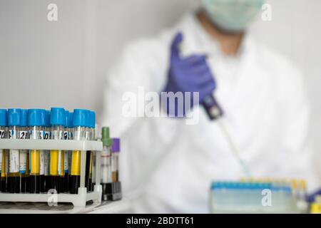 Laborant analysiert Blutprobe im Labor. Konzentrieren Sie sich auf Blutproben im Rack Stockfoto