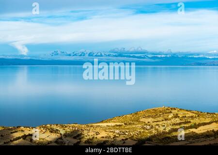 Sonnenuntergang über dem Titicaca See mit der Cordillera Blanca oder White Mountain Range im Hintergrund, Isla del Sol, Bolivien. Stockfoto