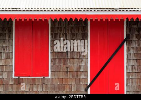 Rote Fensterläden im historischen Redcliffe Quay District, St. John's, Antigua Island, Antigua & Barbuda, Karibik Stockfoto