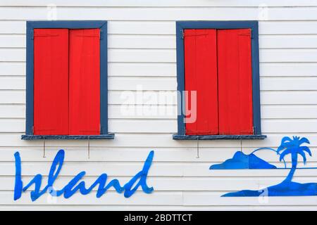 Rote Fensterläden im historischen Redcliffe Quay District, St. John's, Antigua Island, Antigua & Barbuda, Karibik Stockfoto